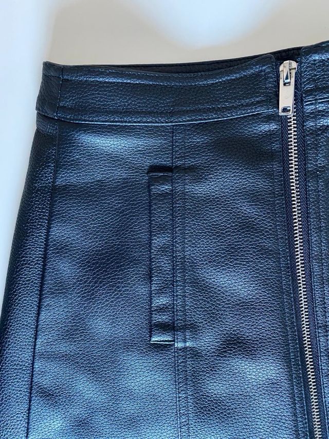 Falda efecto piel cremallera delantera Talla XS