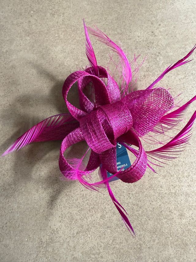 Tocado fucsia con plumas