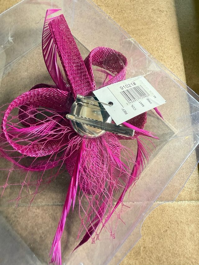 Tocado fucsia con plumas