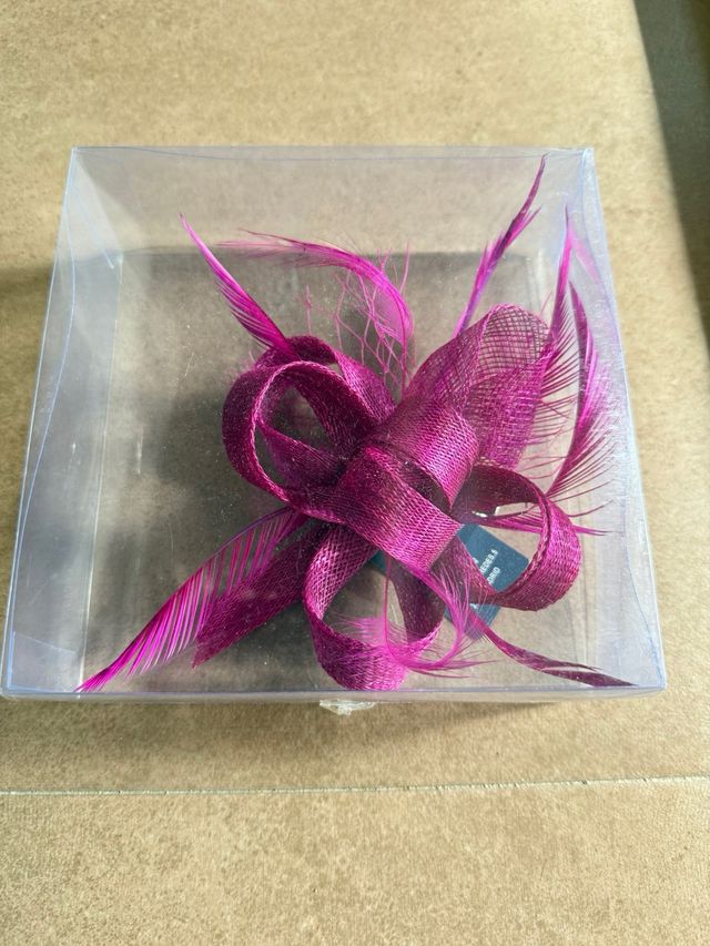 Tocado fucsia con plumas