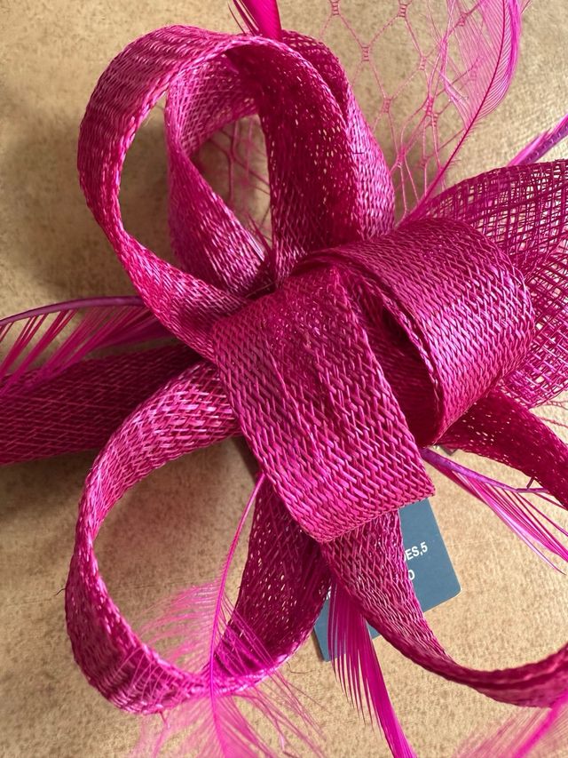 Tocado fucsia con plumas