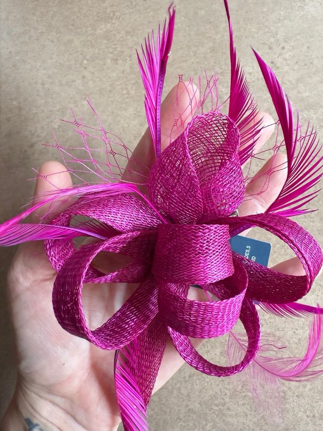 Tocado fucsia con plumas