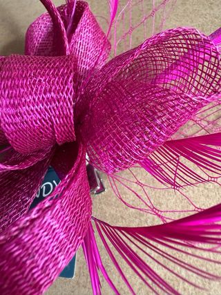 Tocado fucsia con plumas