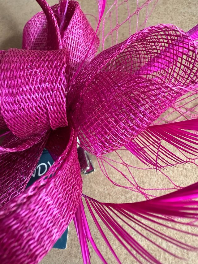 Tocado fucsia con plumas