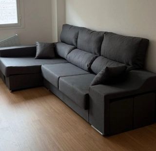 Divano chaiselongue di produzione nazionale, densità 30kg, tessuto rustico aqualine, varie colorazioni, piedi in metallo, chaiselongue con arco ribaltabile, consegna rapida, paga in contanti, sedili estraibili, braccioli e poggiatesta con meccanismo.