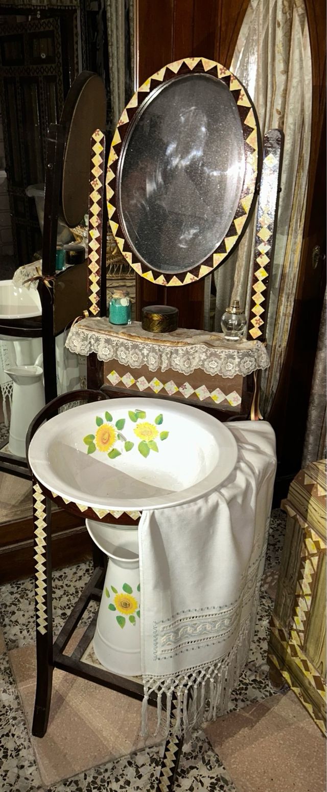 Palancanero antiguo de madera y cristal