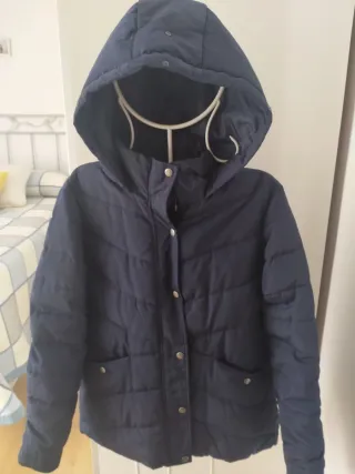 Chamarra azul con capucha