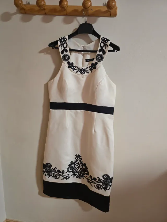 Vestido blanco y negro con bordado