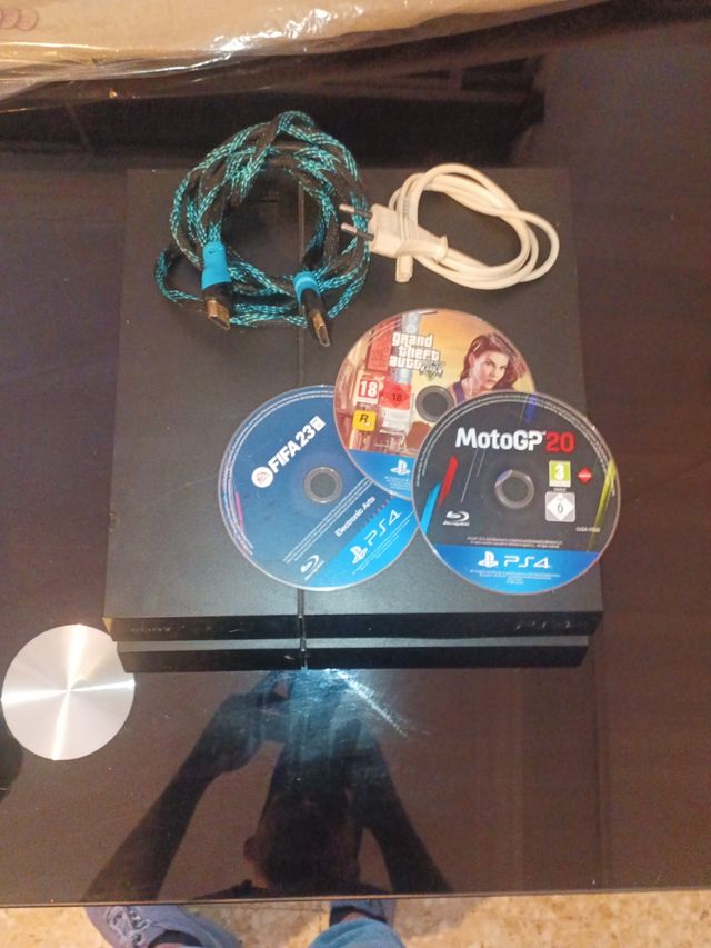 Consola PS4 + 3 Juegos + Cables