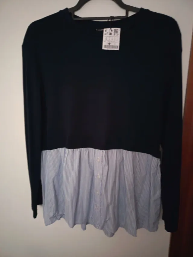 Jersey azul marino con falda de rayas