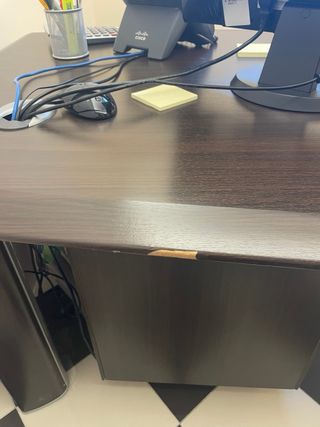 Scrivania ufficio con cassettiera