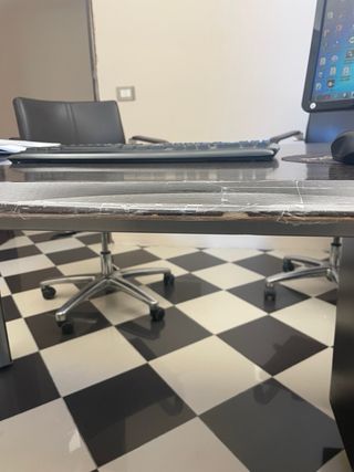 Scrivania ufficio con cassettiera