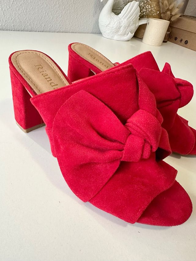 Zapatos de tacón rojos
