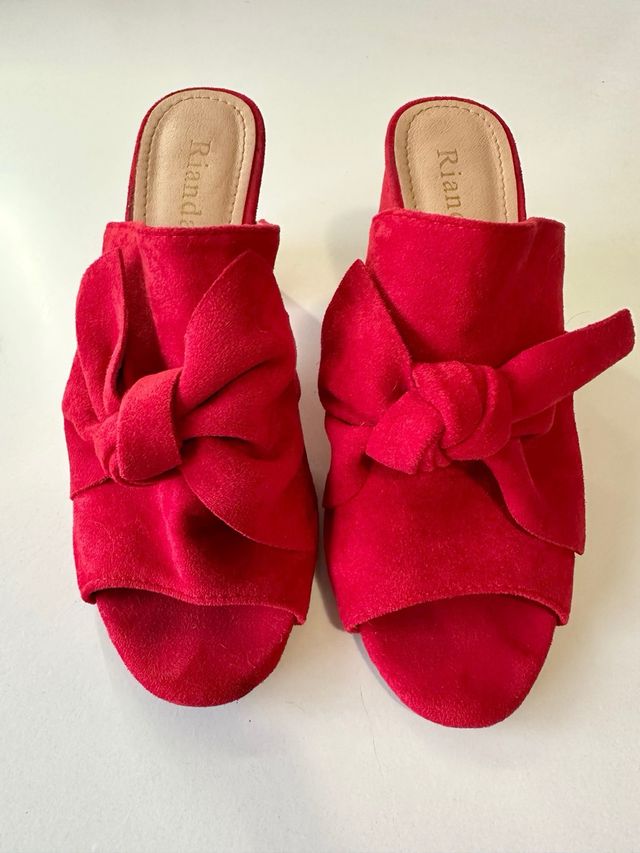 Zapatos de tacón rojos