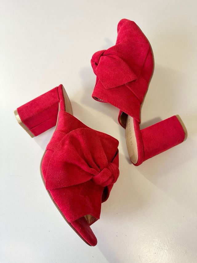Zapatos de tacón rojos