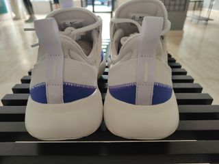 Zapatillas deportivas blancas y azules