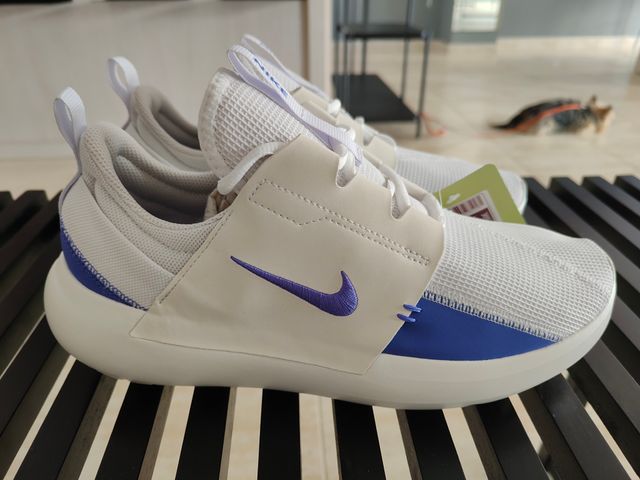 Zapatillas deportivas blancas y azules