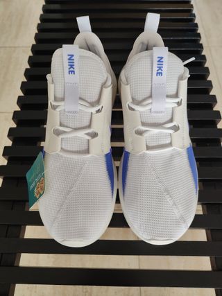 Zapatillas deportivas blancas y azules