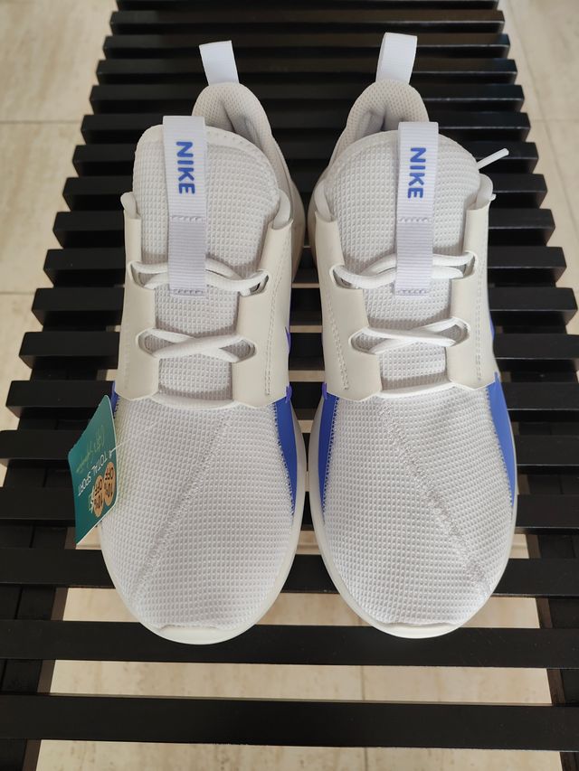 Zapatillas deportivas blancas y azules