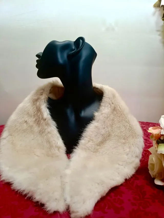 Cuello beige peludito