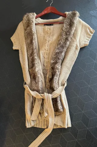Chaqueta de punto beige con pelo