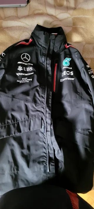 Chaqueta Mercedes F1 Team Negra