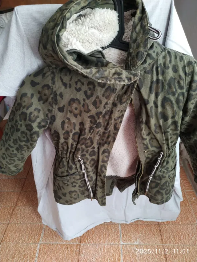 Chaqueta floral con capucha 4 a 5 años