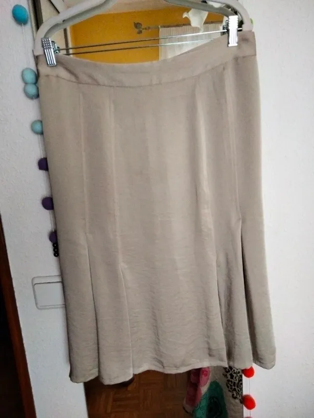 Falda beige elegante.