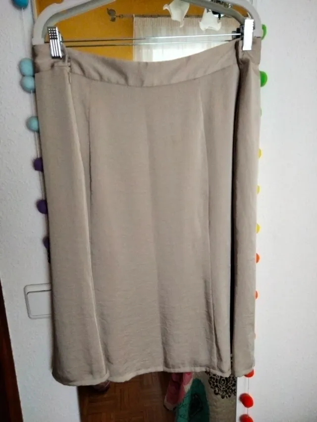 Falda beige elegante.