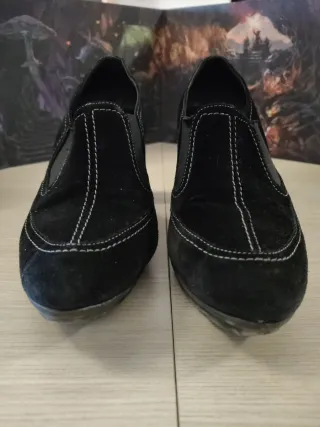 Scarpe da donna nere in camoscio