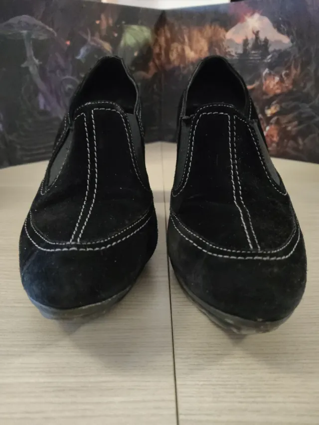 Scarpe da donna nere in camoscio