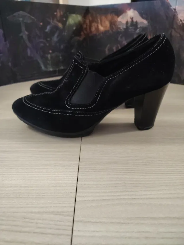 Scarpe da donna nere in camoscio