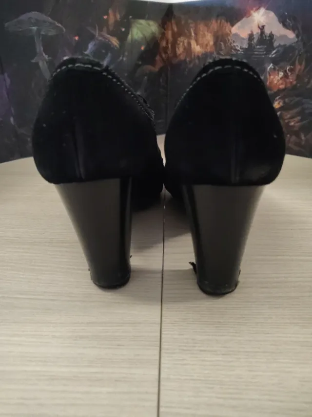 Scarpe da donna nere in camoscio