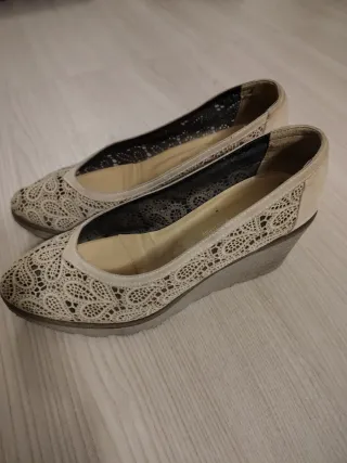 Scarpe donna con zeppa pizzo beige