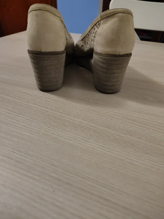 Scarpe donna con zeppa pizzo beige