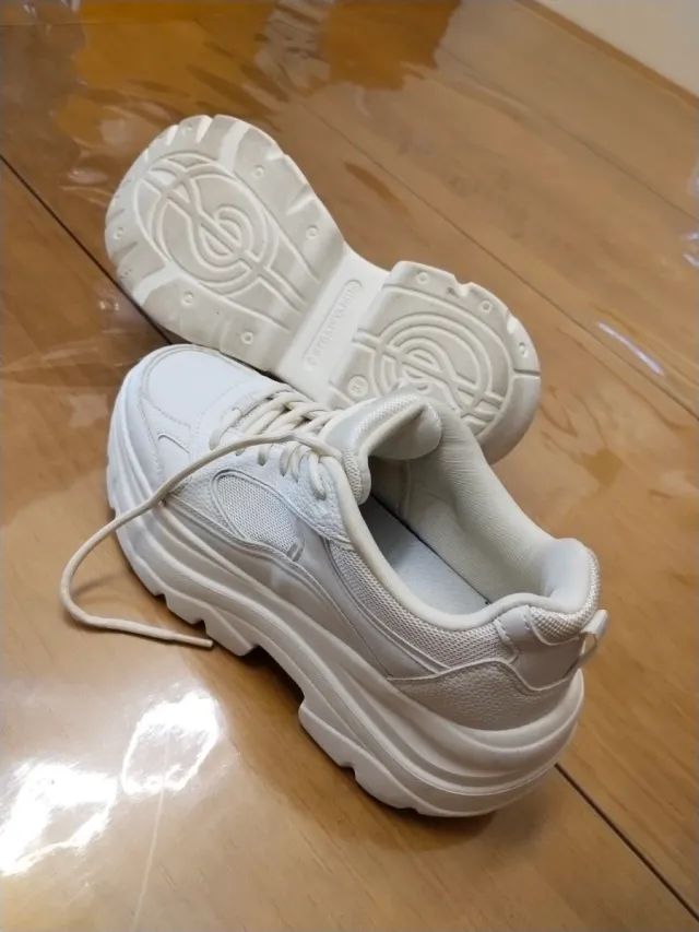 Zapatillas Stradivarius Talla 38 Blancas.