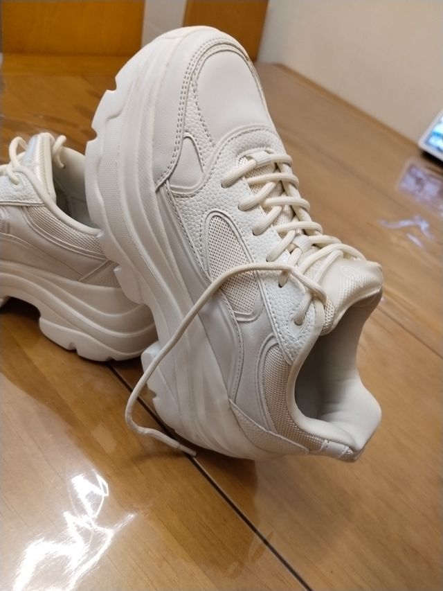 Zapatillas Stradivarius Talla 38 Blancas.