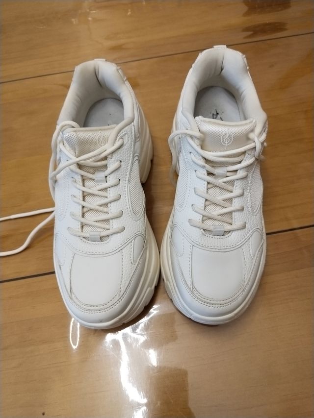 Zapatillas Stradivarius Talla 38 Blancas.