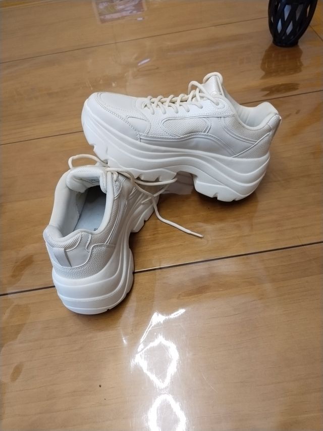 Zapatillas Stradivarius Talla 38 Blancas.