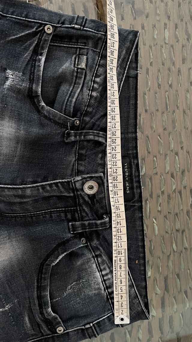 Pantalón vaquero desgastado hombre