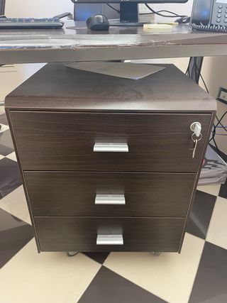 Scrivania ufficio con cassettiera