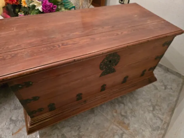 Arca de madera antigua con herrajes