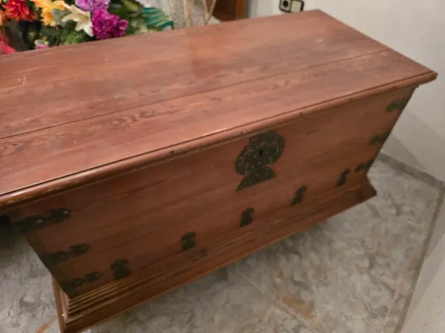 Arca de madera antigua con herrajes