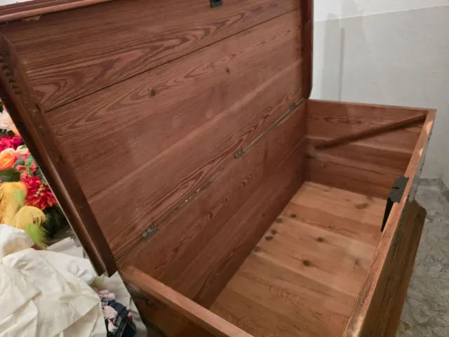 Arca de madera antigua con herrajes