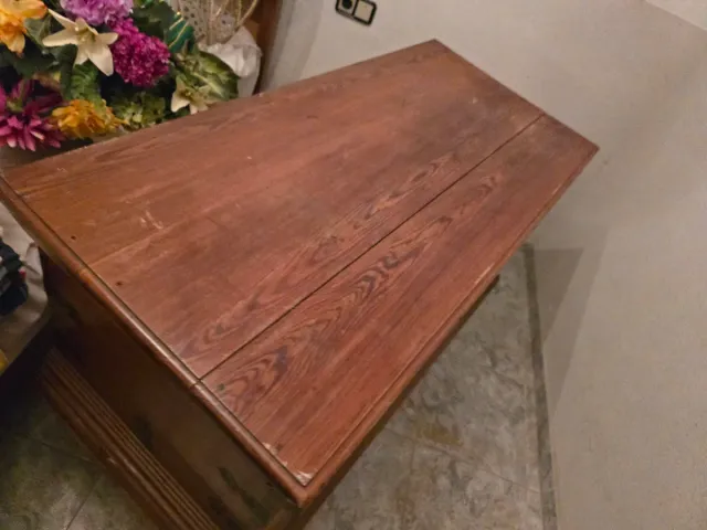 Arca de madera antigua con herrajes