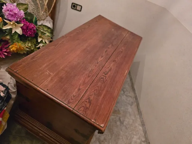 Arca de madera antigua con herrajes