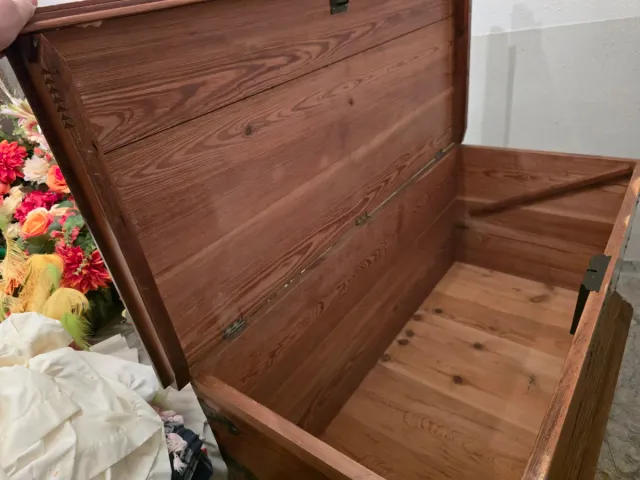 Arca de madera antigua con herrajes