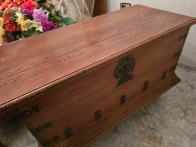 Arca de madera antigua con herrajes