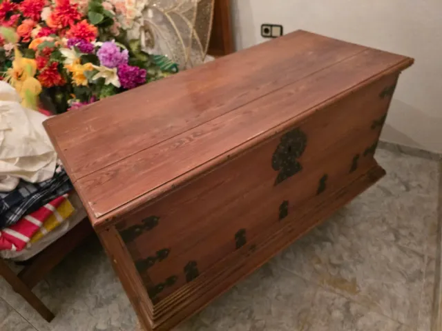 Arca de madera antigua con herrajes