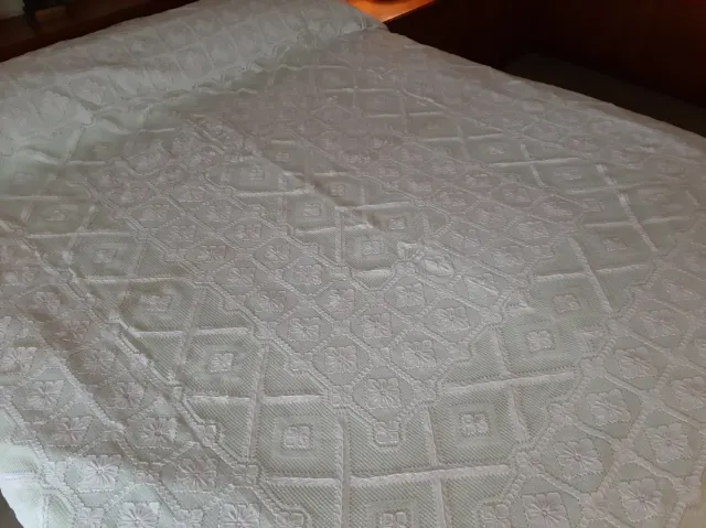 Colcha de hilo blanca